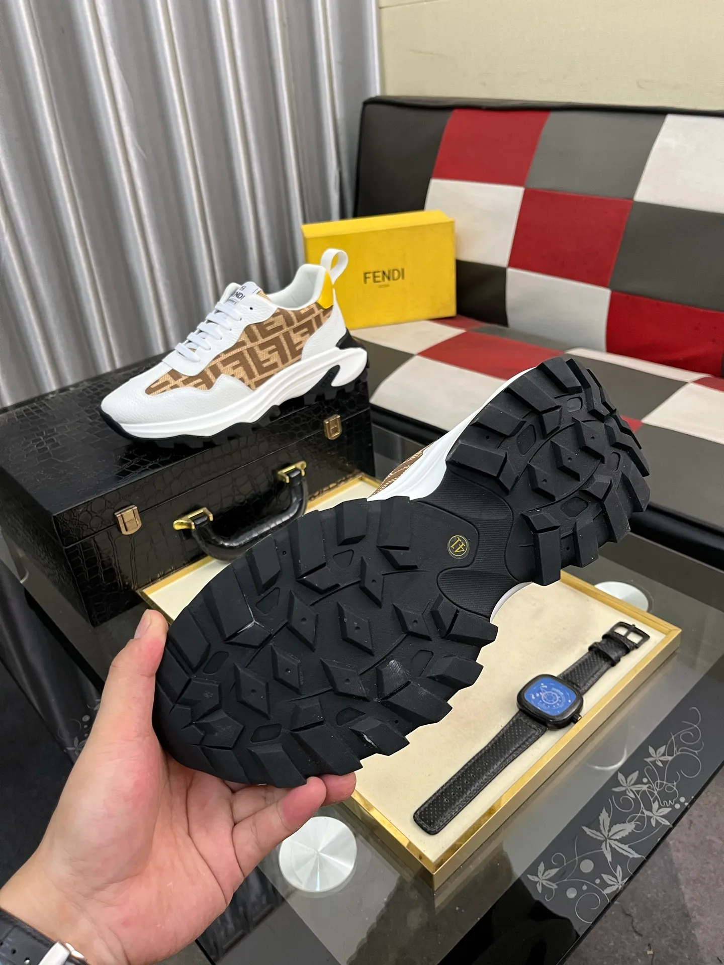 Men's Men's Shoes💰458⌚️⌚️[FENDI] Fendi's classic and comfortable men's, this complex sneaker is made of soft calfskin➕genuine leather lining➕original ultra-light rubber material with rough outsole. This unique light style is suitable for the casual and refined sensibility of this season. It is comfortable and natural on the feet. It is an everyday style for casual travel in autumn and winter! Code number: 38-443️⃣Colors available